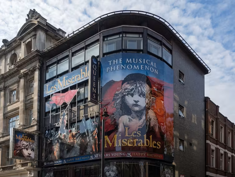  Les descendants de Victor Hugo conservent un droit moral éternel sur les Misérables qui leur permettrait de s’opposer à une adaptation ne respectant pas l’esprit de l’œuvre. Ici, affiches de l’adaptation en comédie musicale au théâtre Sondheim, à Londres