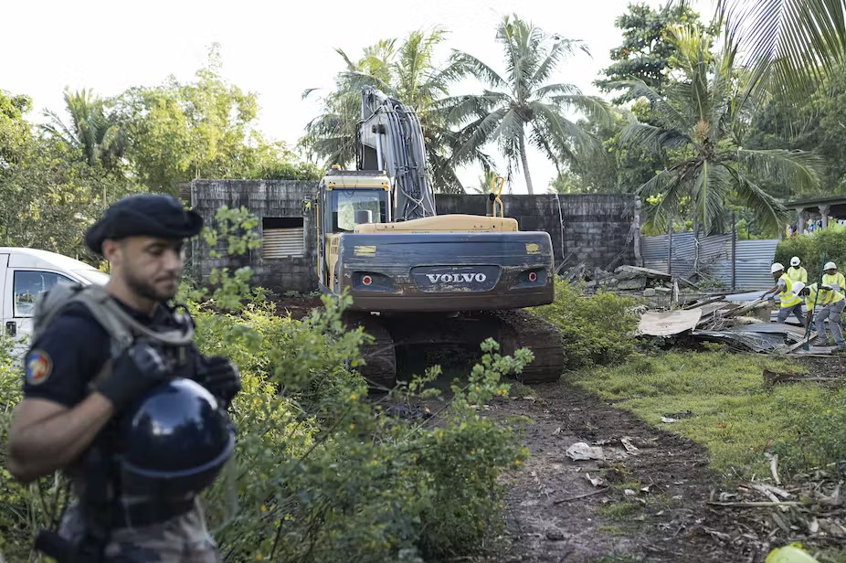 Un gendarme français monte la garde lors de la démolition d'un campement informel à Longoni, Mamoudzou, sur l'île de Mayotte, le 27 avril 2023.